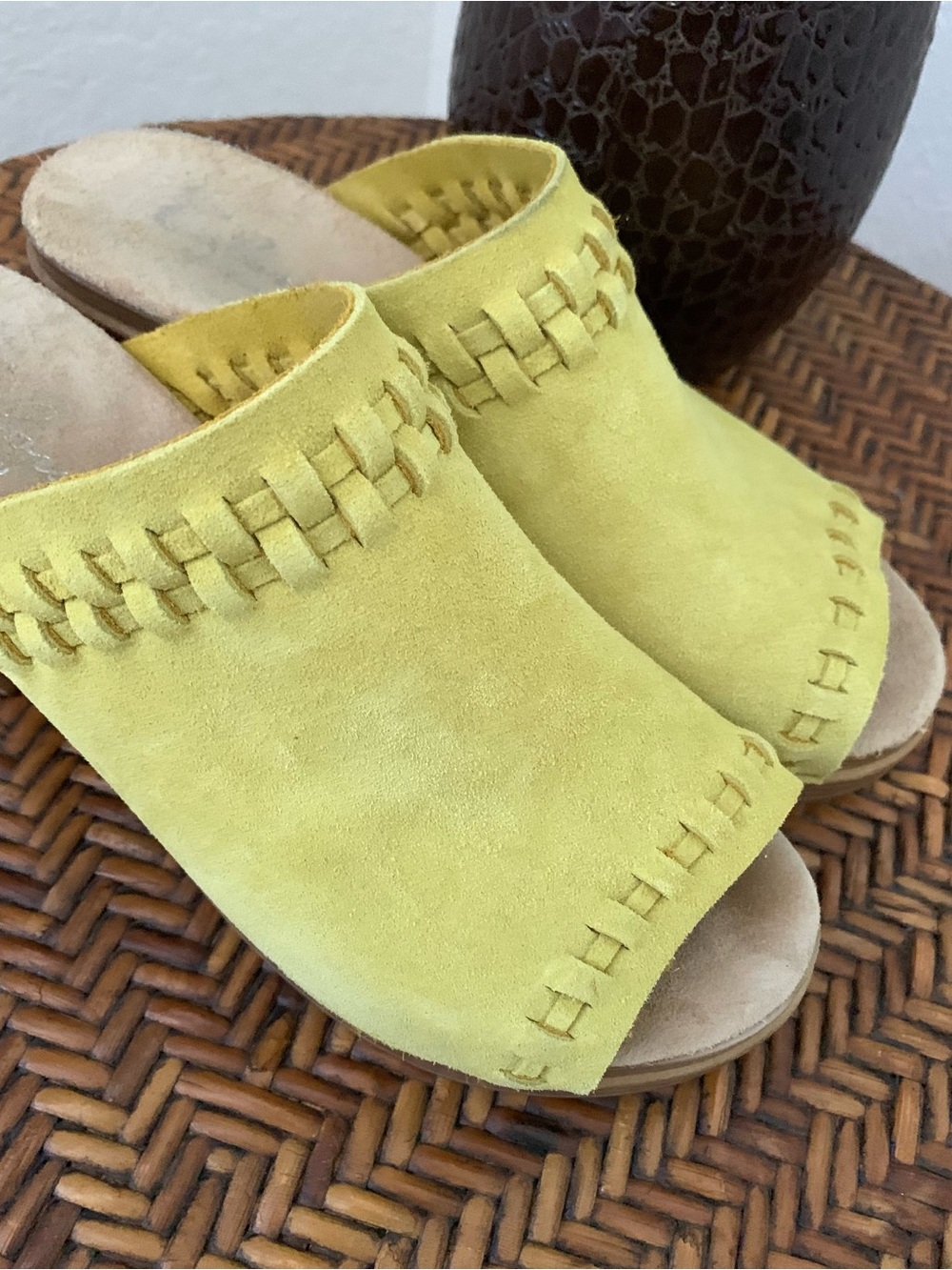 CALOU Stockholm Suede Clog Yellow
Suede Open-Toe Platform Clogs - Picture 6 of 12